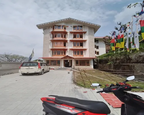 Amani Pelling - parking