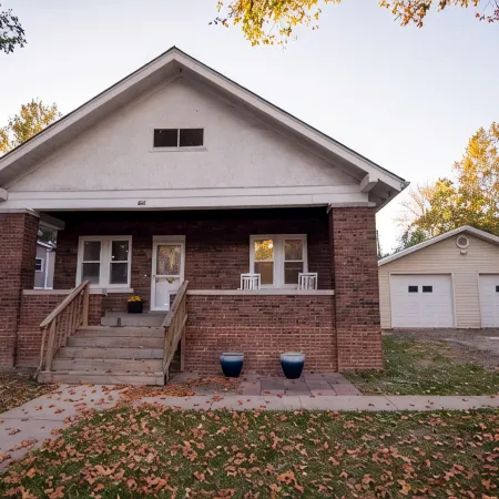 The Landing is a Cheerful 3 bedroom 2 bath home!