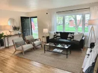 Charming 3-bedroom house with fenced yard in a quiet  neighborhood  Dog Friendly - Homestays