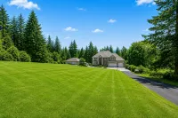 Huge Luxury Home with huge Deck near Powell Butte Park - Jacuzzi