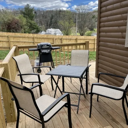 Lillie's Pad -Cozy 2-bedroom cabin- 20 miles from Natural Bridge in Beattyville.