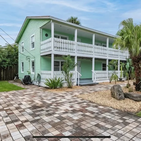Cozy 1st floor, steps to beach, right off A1A Beach!