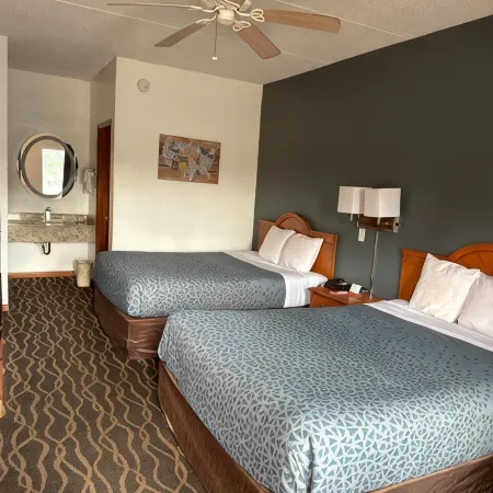 Econo Lodge Inn & Suites