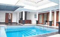 Sutan Raja Villa Kuningan - Huvilat
