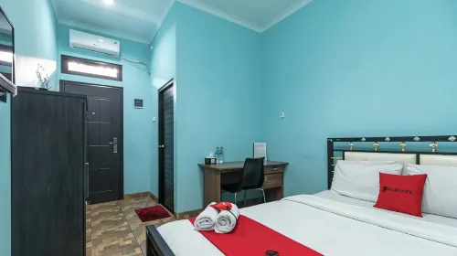 RedDoorz near RSUD Koja - guesthouses
