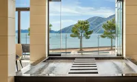 Stubborn Hotel - parking