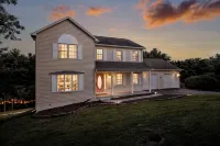 Epic Family Stay - 40' Putting Green, Theater, Hot Tub, Sauna - 4-Star