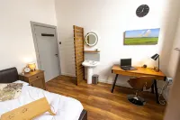 Cades Accommodation Các khách sạn gần Wolverhampton Crown Court