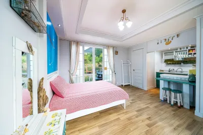 Namhae Painter and Flower Stay Hotels near Imjinseong Fortress