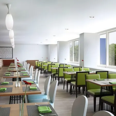 Hotel Santika Kelapa Gading Отели рядом с достопримечательностью «Торговый центр Sunter Mall»