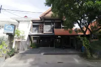 Dinnar Homestay Gayungan Mitra RedDoorz Hotels in Jambangan