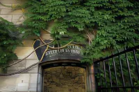 Saintlo Ottawa Jail Hostel Hotels near Fossil Realm