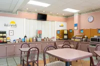 Days Inn & Suites by Wyndham Port Richey - breakfast