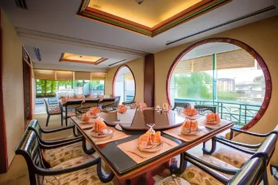 The Twin Lotus Hotel Hotels near Wat Phra Mahathat Woramahawihan