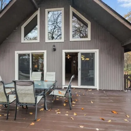 3-story Cabin in the Woods! Lake Harmony, 5BR, Firepit, Game Room, Wi-Fi, Deck
