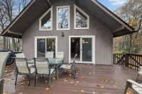 3-story Cabin in the Woods! Lake Harmony, 5BR, Firepit, Game Room, Wi-Fi, Deck