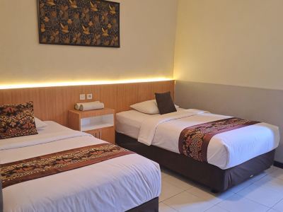 Wisma Anugerah Redpartner Near Masjid Zayed Solo