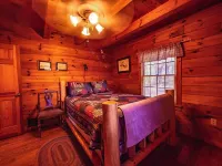 Romantic Log Cabin Hideaway, Hot tub nestled Near the Scenic Mississippi River!