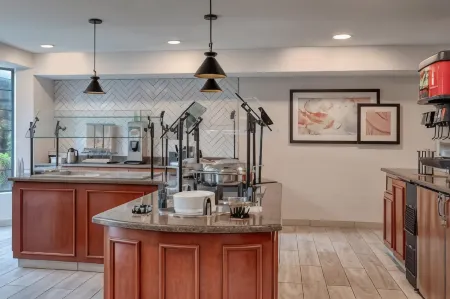 Staybridge Suites Allentown Bethlehem Airport Отели рядом с достопримечательностью «Парк Шервуд»