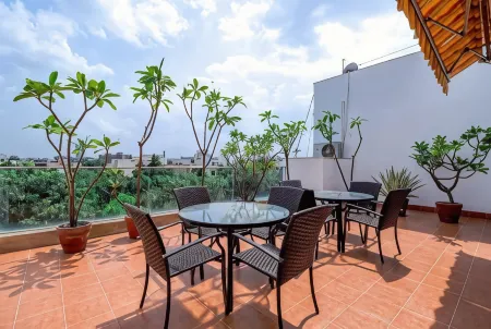 Ahuja Residency Noida Отели рядом с достопримечательностью «CCD nt vee FC mm be fr j.mj»