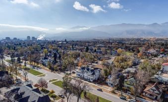 City Center Cottage Netflix, Mtns & Adventure!