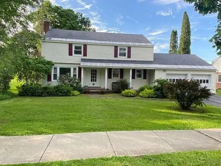 Cozy Golf Course Retreat with Gourmet Kitchen - Charming Oasis