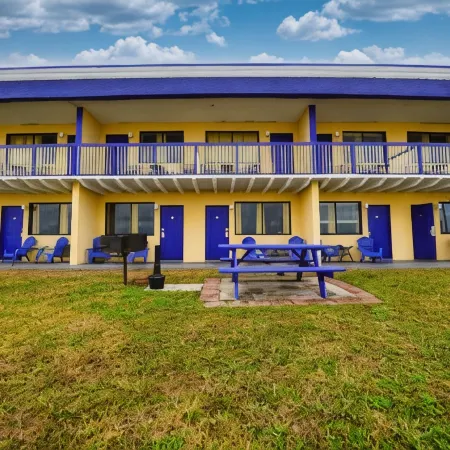 Sandals Inn Отели рядом с достопримечательностью «Дэйтон Бич Бандшел»