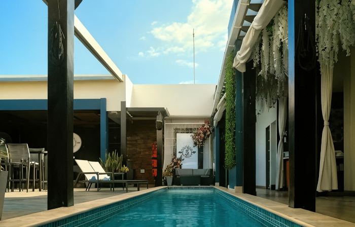 R Hotel Kingston