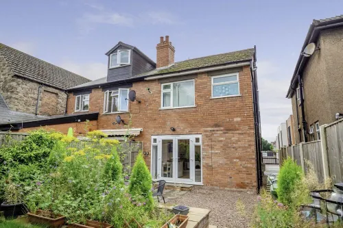 Modern flat in city centre with garden