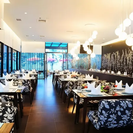 The Sez Hotel Bangsaen Отели рядом с достопримечательностью «Гора Кхао-Саммук»