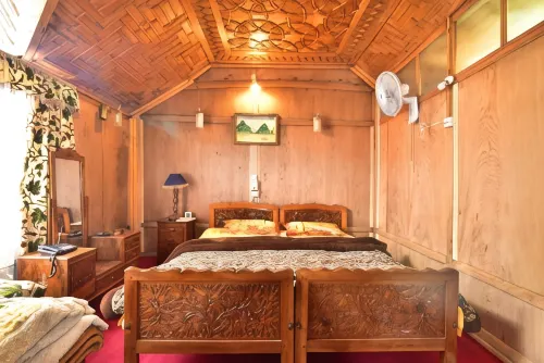 Golden Hopes Group of Houseboats