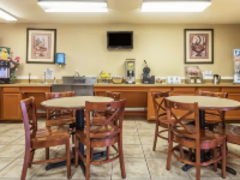 Super 8 by Wyndham Denton Hotels in Denton