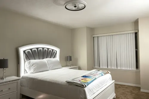 Modern Shared 1 Room in a 2Br Condo Pool Laundry - Condos