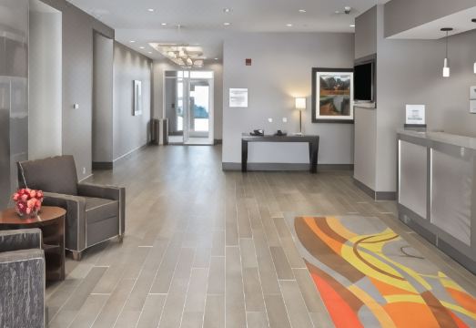 햄프턴 인 바이 힐튼 객실 내부