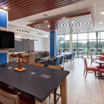 Holiday Inn Express & Suites FT MYERS BEACH-SANIBEL GATEWAY by IHG