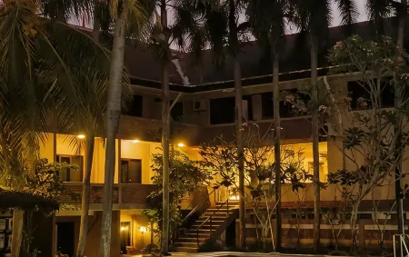 Augusta Pelabuhan Ratu Hotel Отели в г. Cikakak