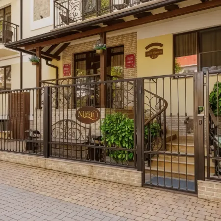 Ницца Отели рядом с достопримечательностью «Санаторий "Русь"»