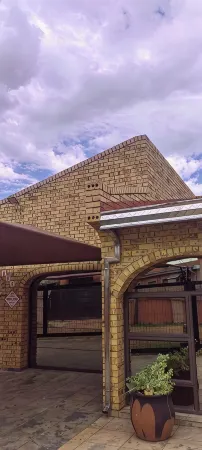 Family house Spacious rooms and yard  close to Mont Aux Sources, hiking places Отели рядом с достопримечательностью «Национальный парк Голден Гейт Хайлендс»