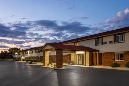 Super 8 by Wyndham Green Bay Near Stadium Отели в г. Ашваюбенон