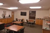 Aurora Park Inn & Suites - breakfast