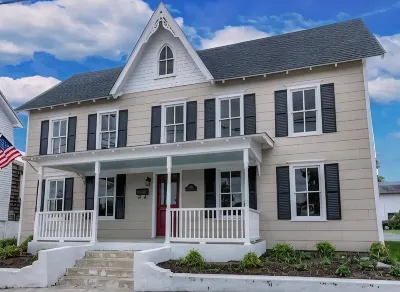 Historic home in downtown Milton w/hot tub. Quick drive to the Delaware beaches! Hotel di 