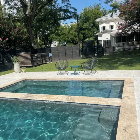 The Ella Norah. A Luxury Retreat. Pool and Spa. Steps to Main Street.