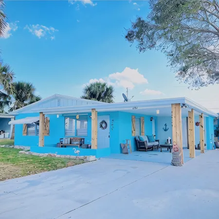 Dow Town Jensen Beach📍WALK to the SEA in 2 minute. Walk to Publix Super Markets