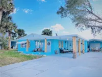 Dow Town Jensen Beach📍WALK to the SEA in 2 minute. Walk to Publix Super Markets
