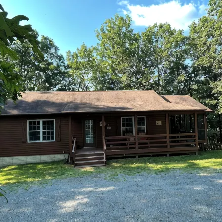 Charming 4 Bedroom 2 Bath Cabin Wifi , AC in Tranquil Berkeley Springs