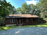 Charming 4 Bedroom 2 Bath Cabin Wifi , AC in Tranquil Berkeley Springs