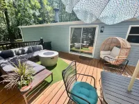 "Retro Retreat" Lakefront House Hotels in Bracey
