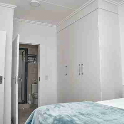 Stylish 2-Bedroom Apartment with Gym, Pool, Wi-Fi in Prime Lonehill Location. Rooms
