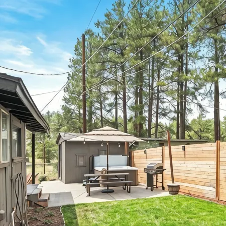 Flagstaff Forest Retreat • Hot Tub • Fire Pit • Fully Fenced Yard • Pet Friendly