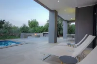 Giraffe Oasis - Kruger Luxury Family Villa: 5-BRs WiFi & AC in Marloth Park - Villas